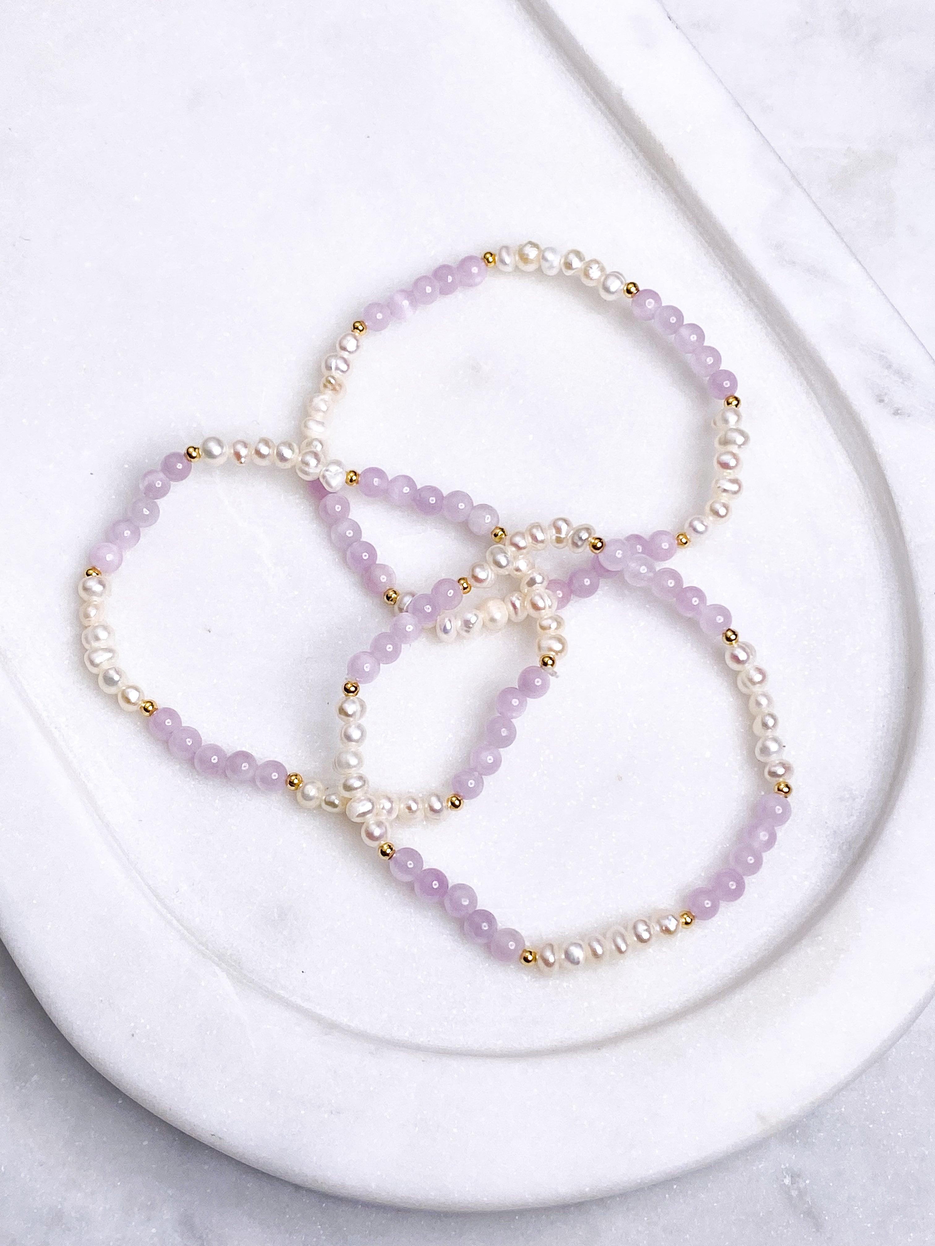 Kunzit & Ferskvandsperle Armbånd