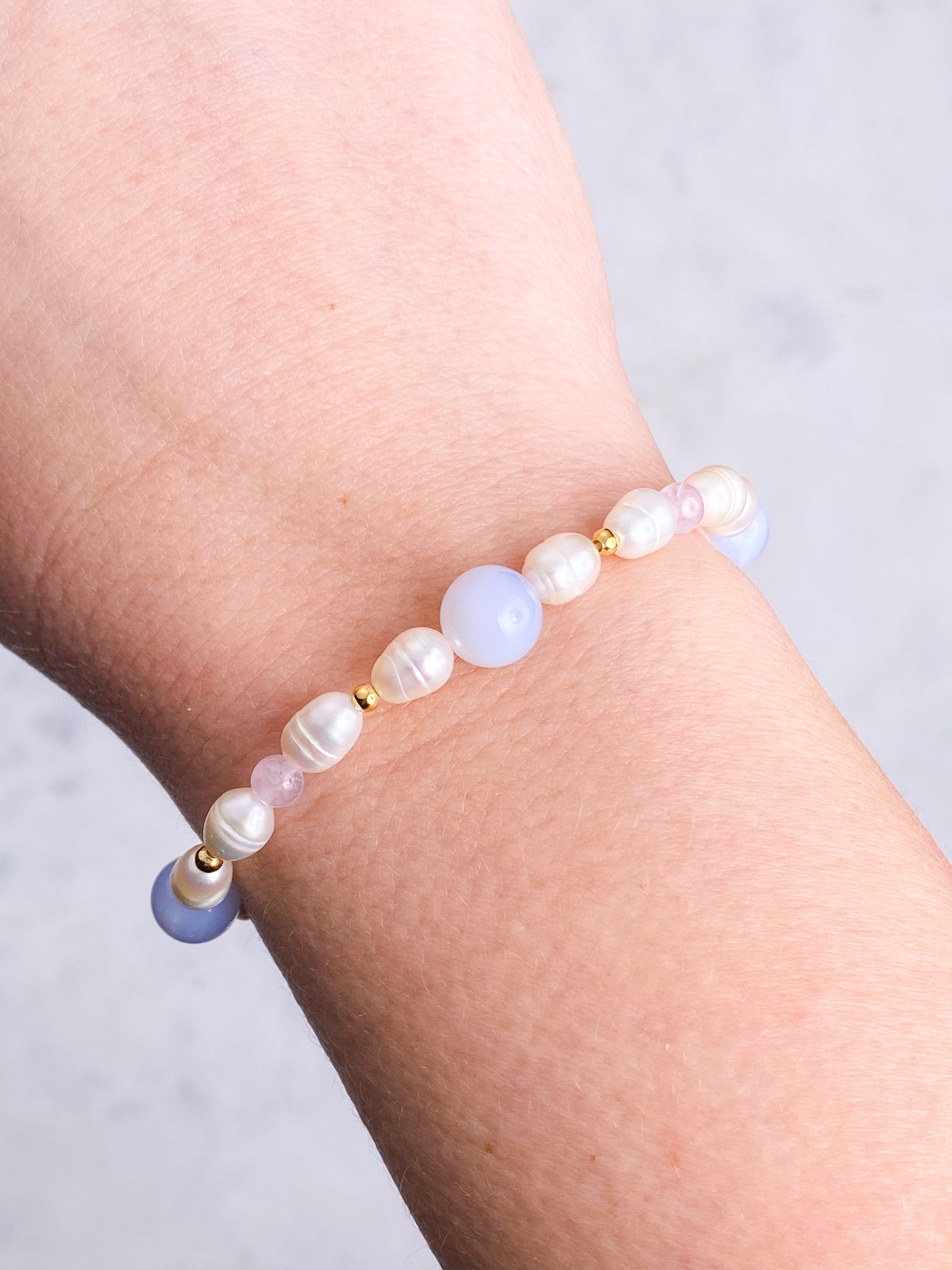 Blonde Agat, Kunzit & Ferskvandsperle Armbånd
