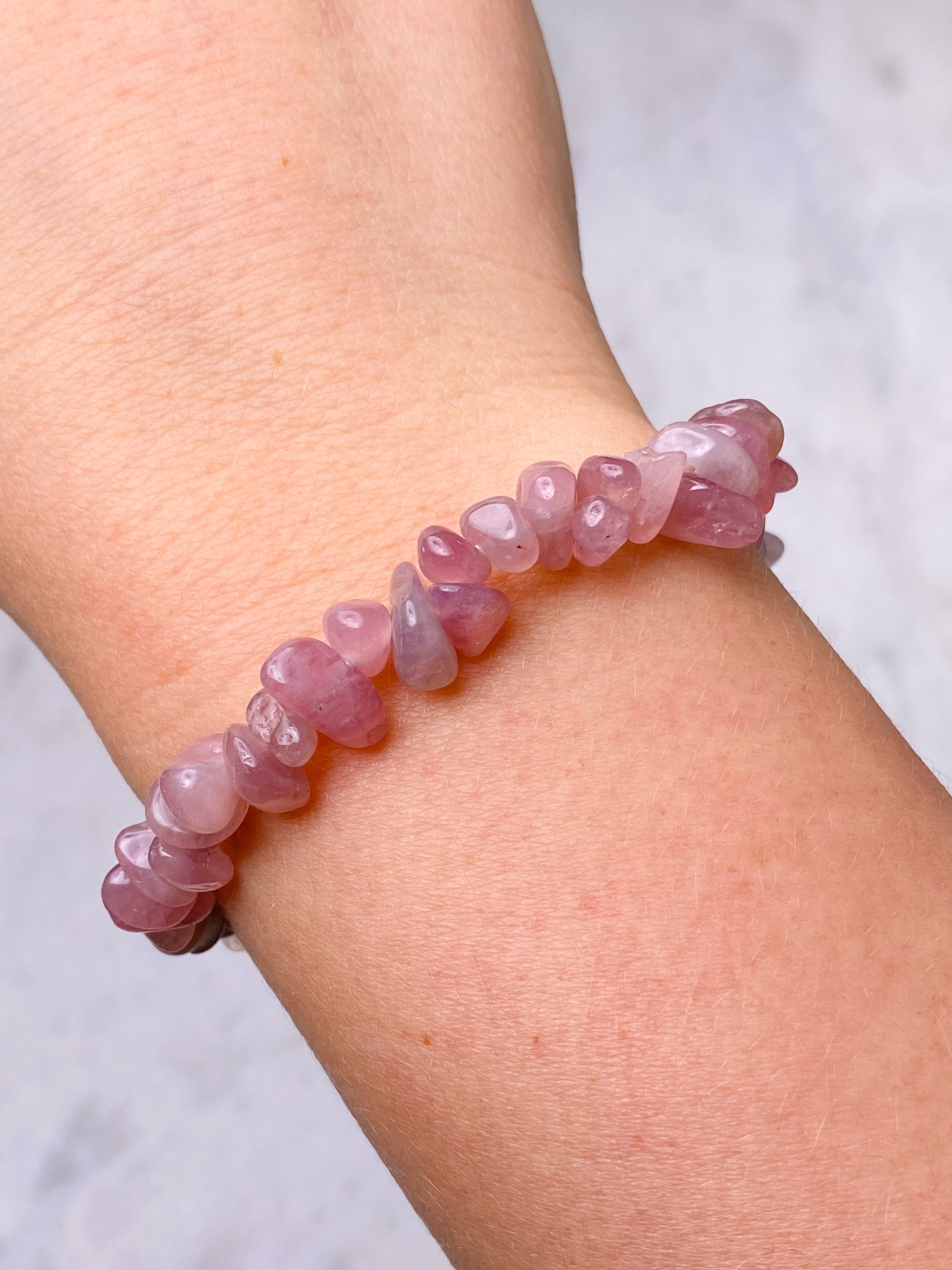 Armband med lavendelrosenkvartsflisor