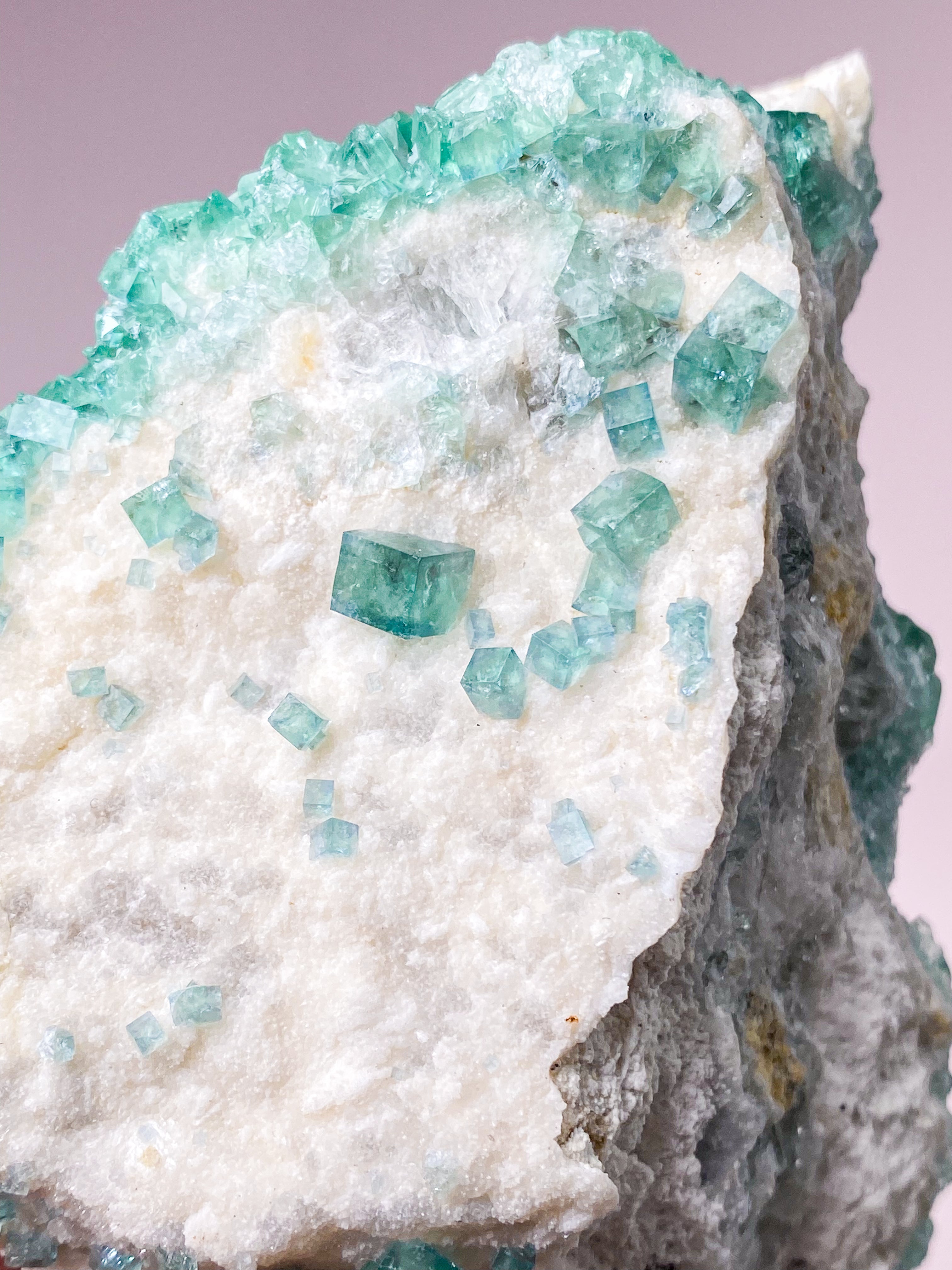 Grøn Kubisk Fluorit Klynge (Nr. 32) Eksklusiv Kvalitet