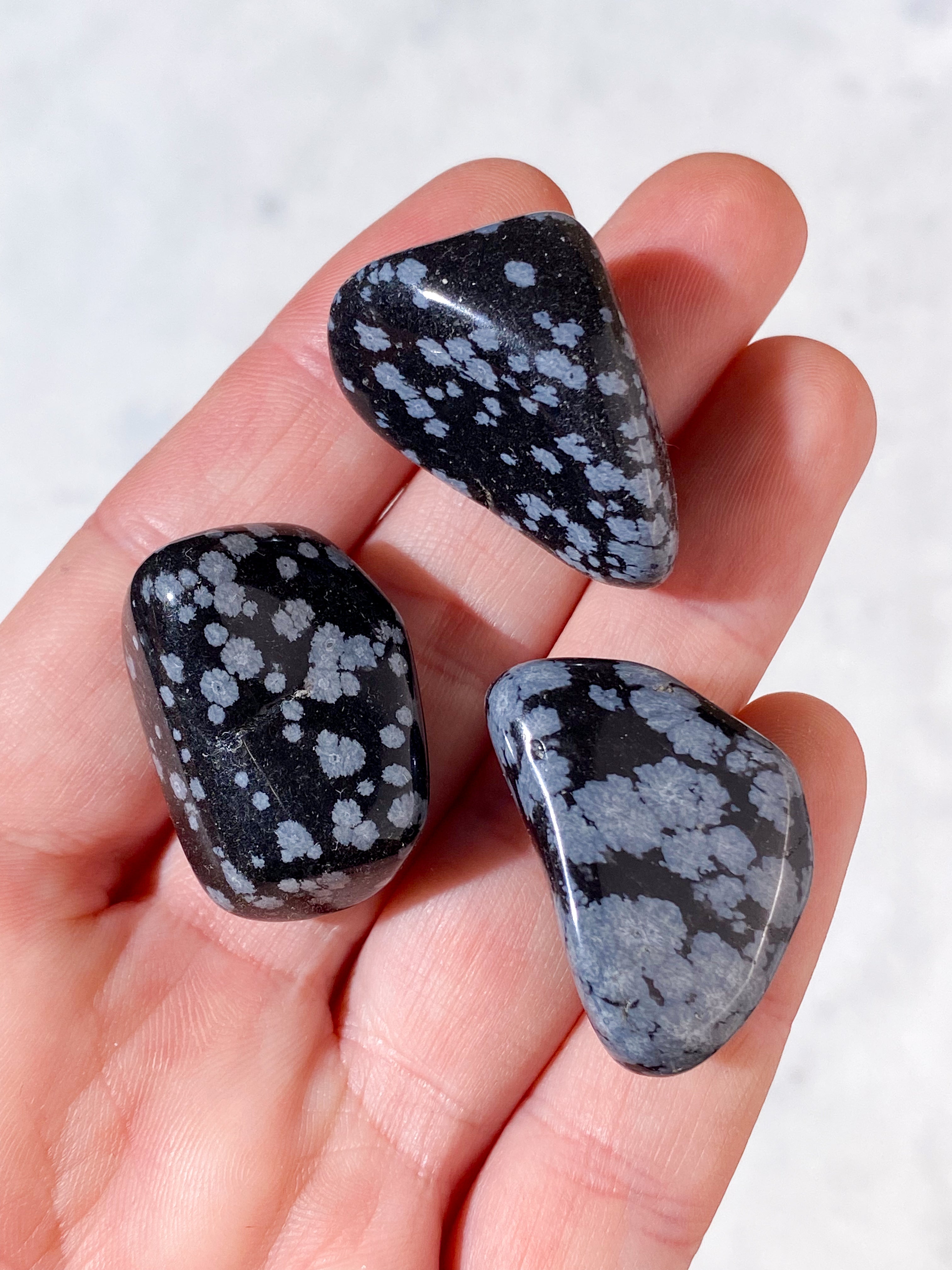 Snöflingor obsidian polerad