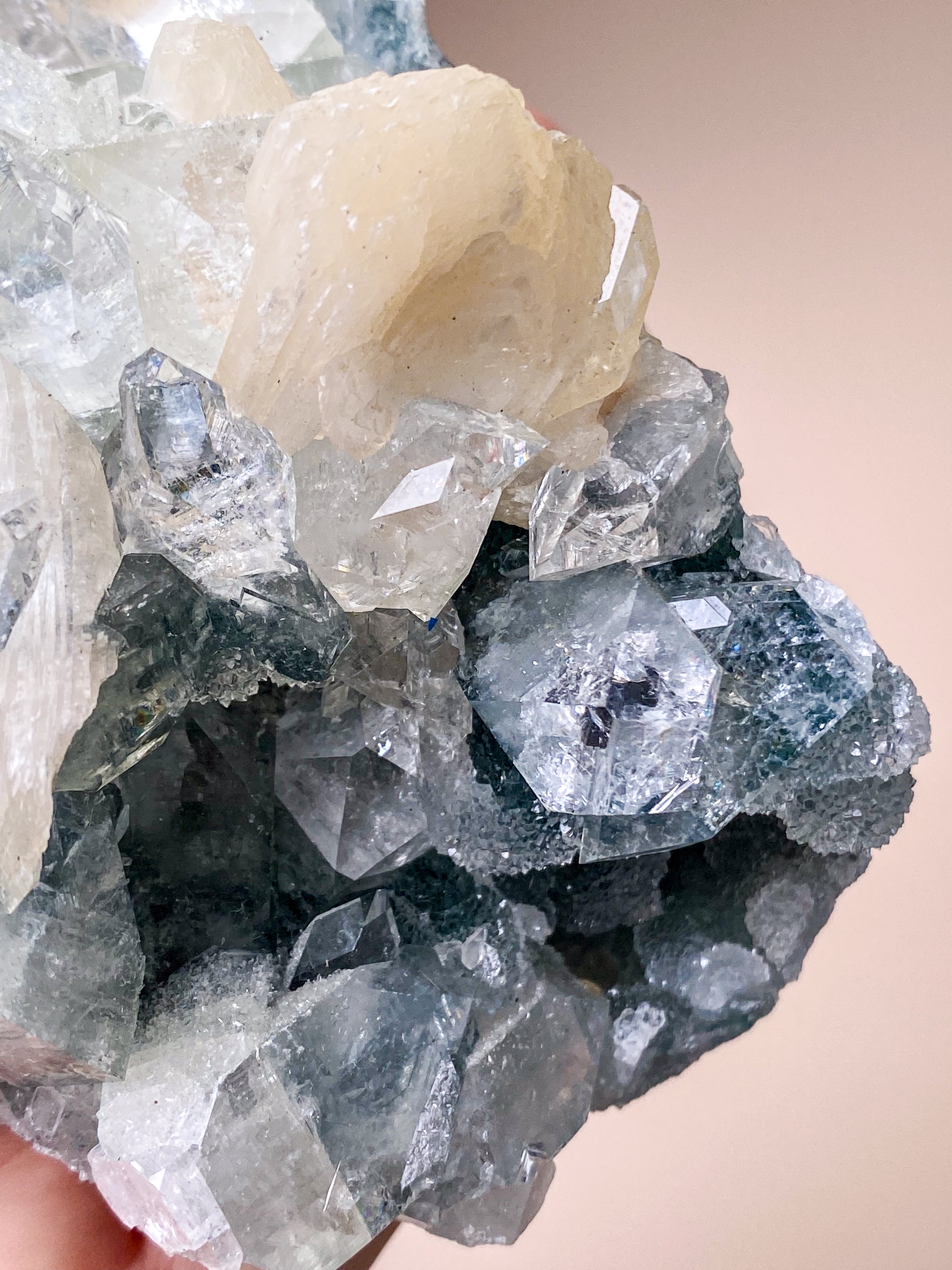 Apofyllitkluster (nr 81)