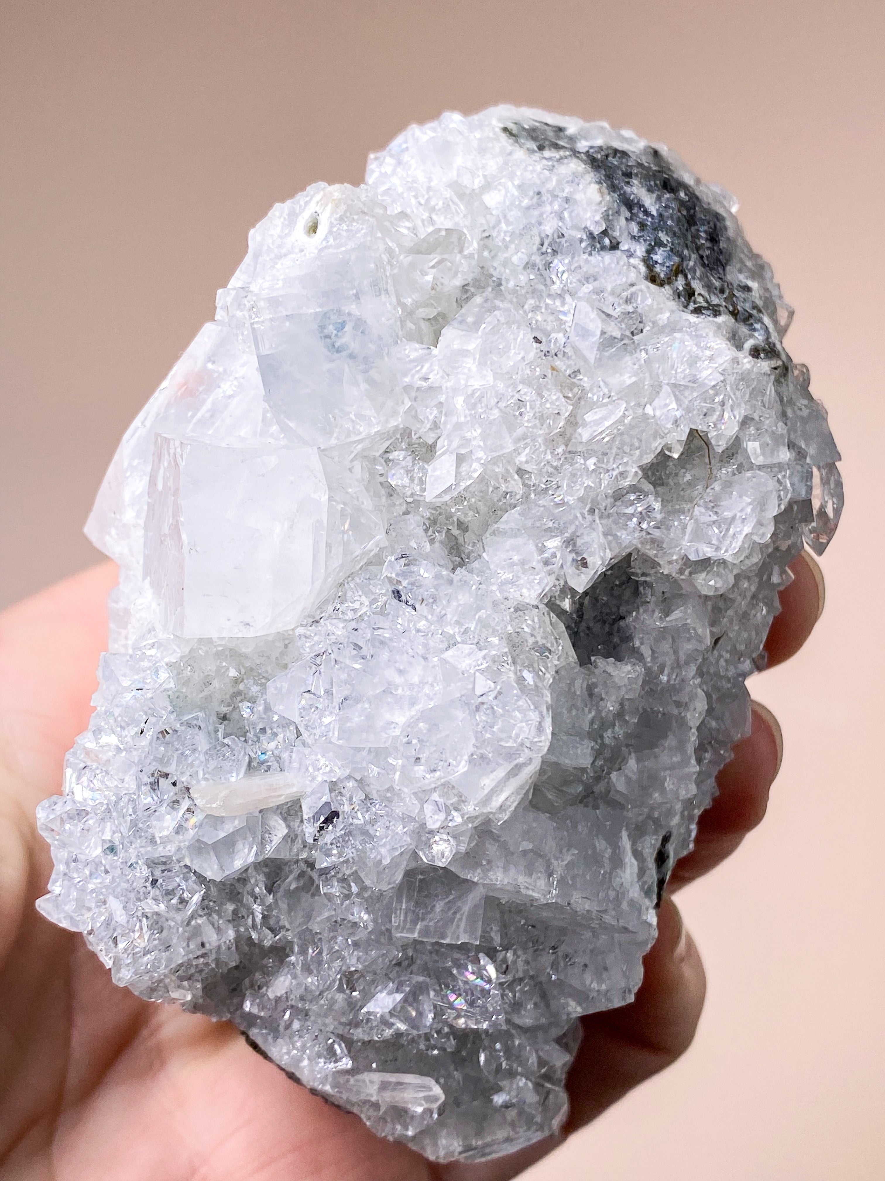 Apofyllitkluster (nr 81)